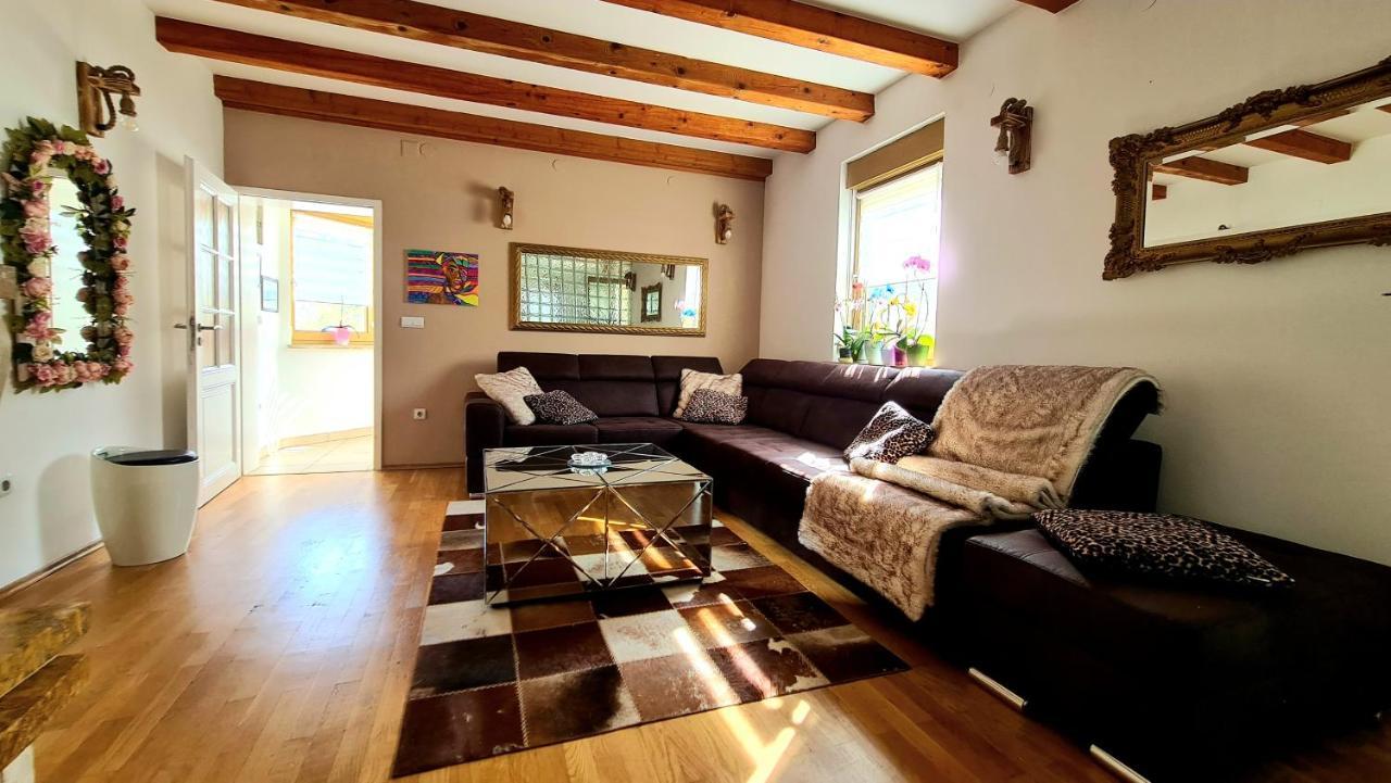Villa Sunshine พูลา ภายนอก รูปภาพ